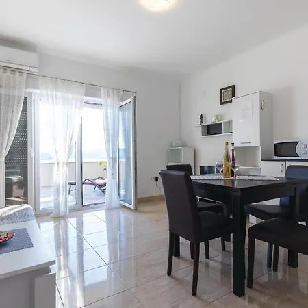 Beautiful In Komarna With Wifi Apartmán *